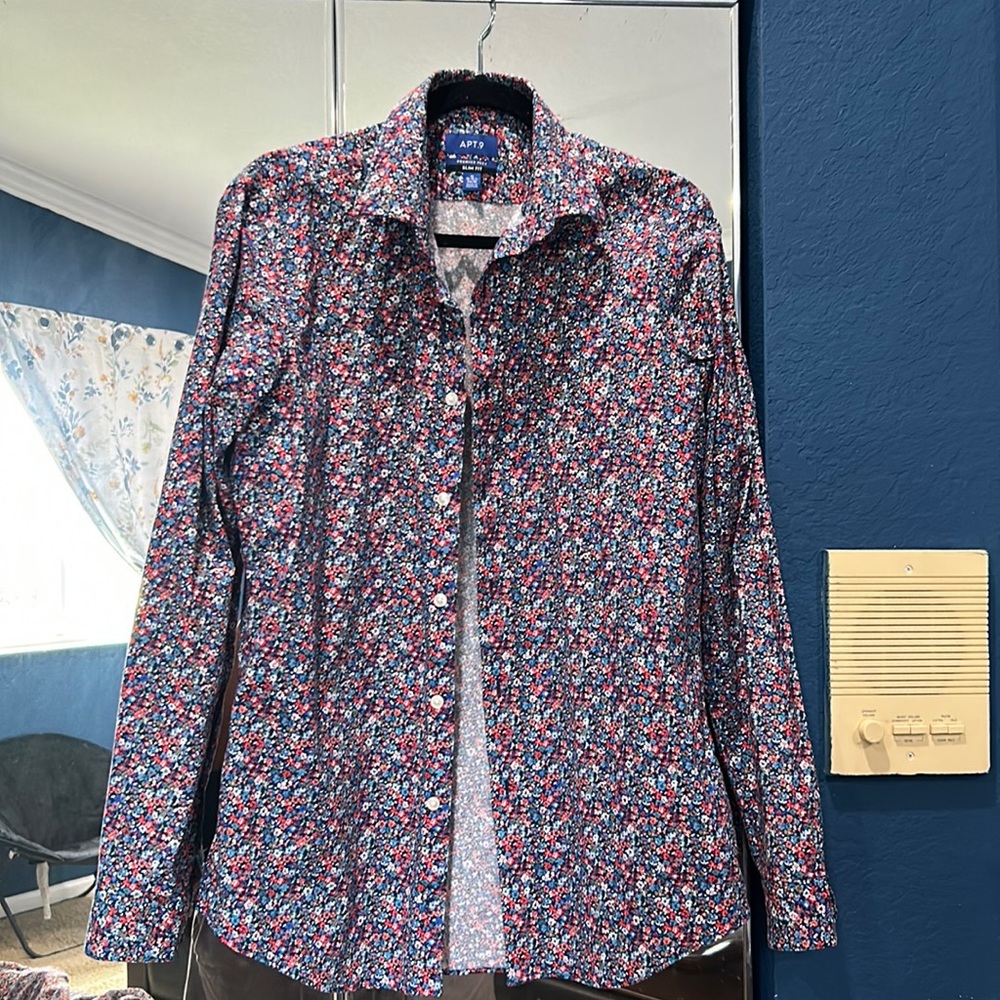 I’m selling this shirt size , flower . Only wear it once